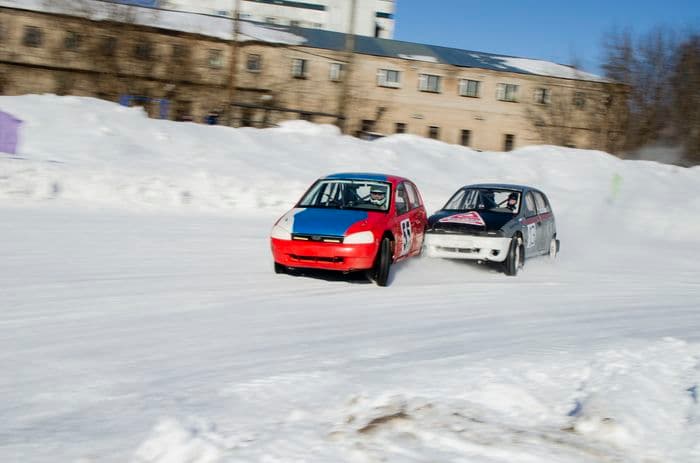 Что это было? Езда с открытым багажником, старт задним ходом и перевернутые автомобили в Слободском