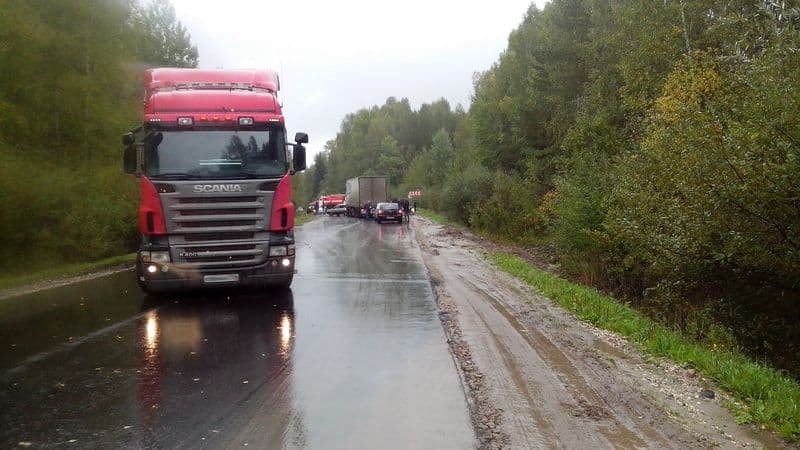 Туристический автобус из Кирова столкнулся с фурой в Нижегородской области