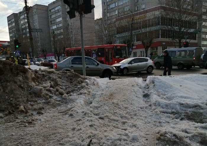 На перекрестке Ленина и Хлыновской произошло ДТП: машина улетела за тротуар