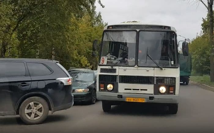 Водитель автобуса, который объезжал пробку “по встречке” будет наказан