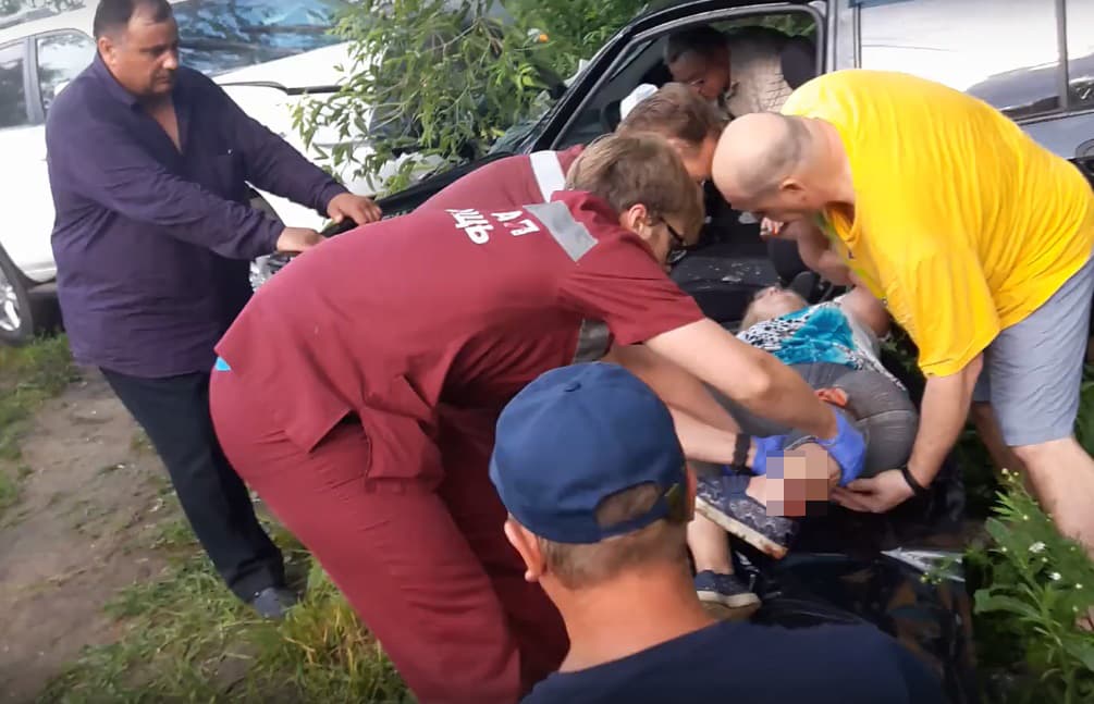 Hyundai улетел с дороги после столкновения с Land Cruiser за Старым мостом