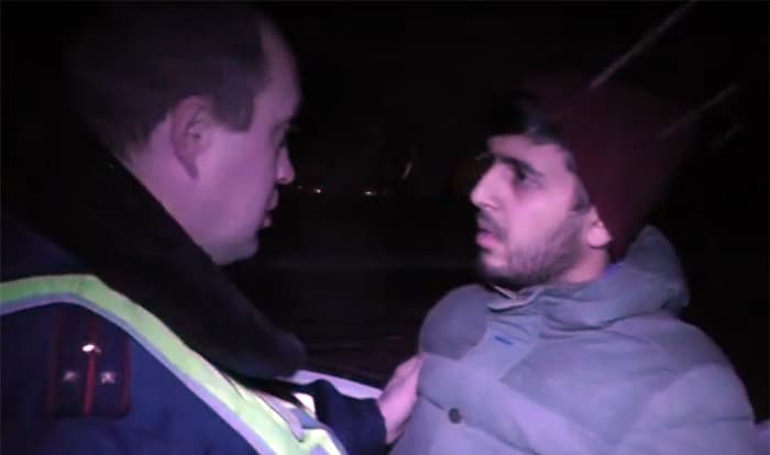 Водитель на машине без номеров устроил погоню от полицейских