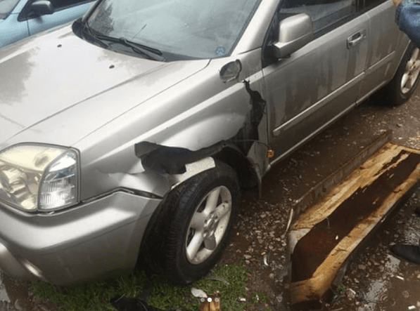 В Кирове на Nissan X-Trail упало железное ограждение