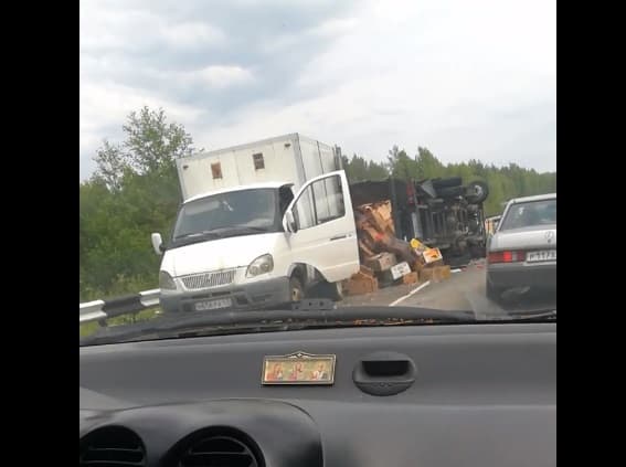 В Оричевском районе на дороге опрокинулся фургон с помидорами
