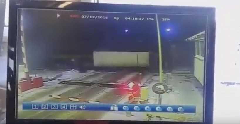 Появилось видео столкновения поезда «Вятка» с грузовиком 