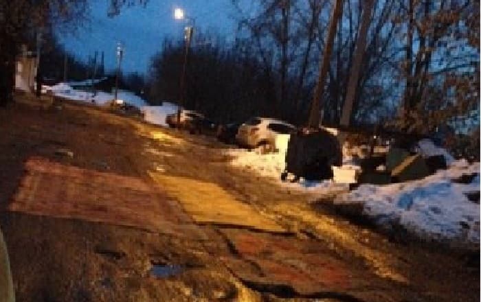 В Кирове дороги вновь "отремонтировали" коврами