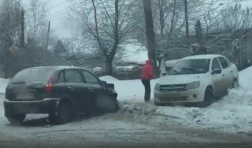 На Луганской от столкновения «Гранту» вынесло с дороги