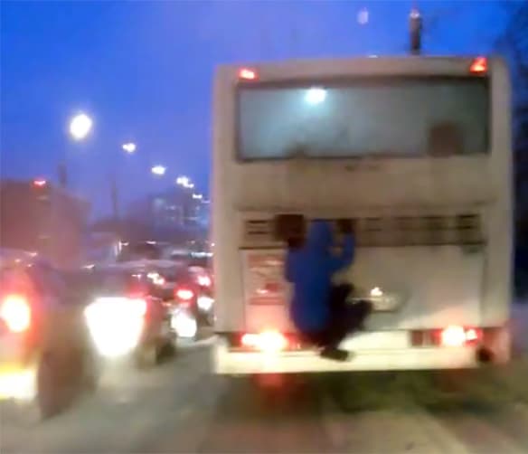 В Кирове во время пробки  молодой человек прокатился, зацепившись за автобус