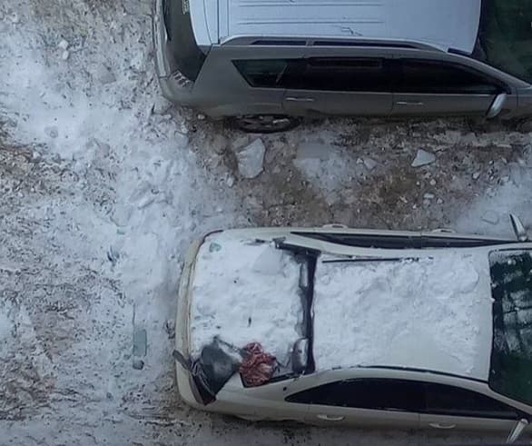 На улице Попова на автомобиль упал снег и разбил заднее стекло