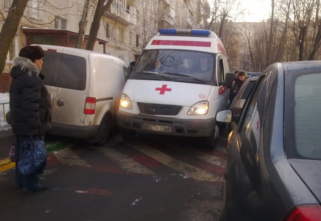 Скорым и пожарным предлагают разрешить идти на таран во дворах