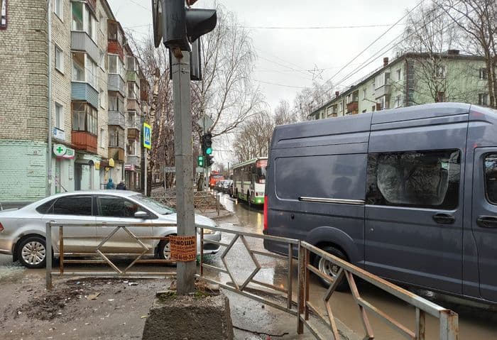 В Кирове тройное ДТП на мосту на Щорса собрало огромную пробку