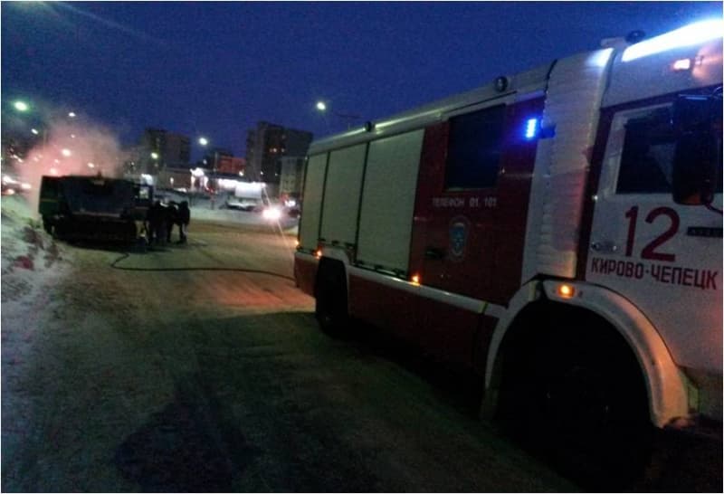 Сгорел на работе: в Чепецке вспыхнул снегоуборочный ЗИЛ