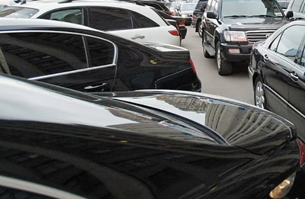 Седан с кондиционером и водителем. Какие авто ищут авто для депутатов и членов Совета Федерации