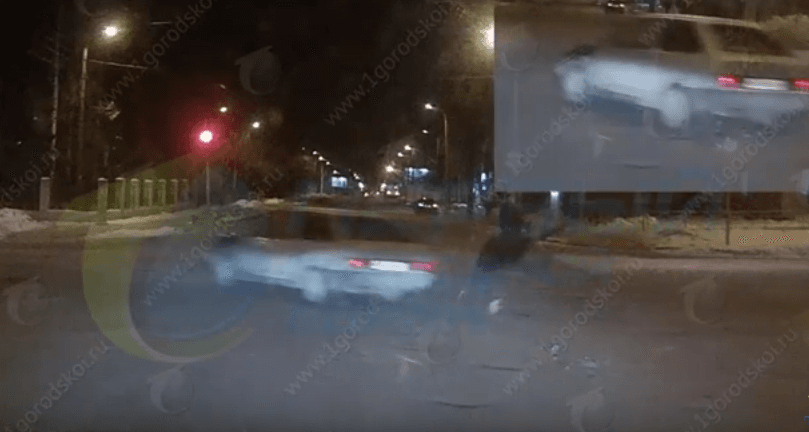 Появилось видео как на Попова ВАЗ сбивает человека