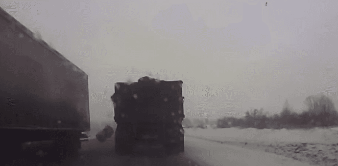 На «Подгорянке» из кузова КамАЗа на ходу выпала бочка