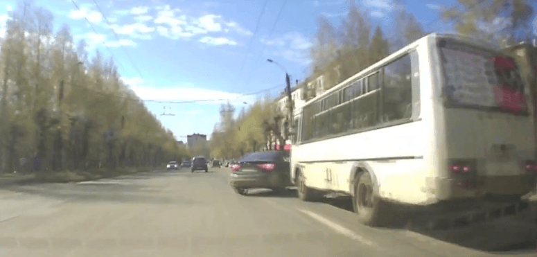 Водитель Kia жестко подрезал автобус с пассажирами