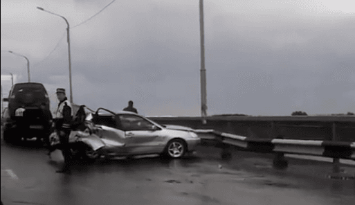 На Новом мосту перевернулся автомобиль