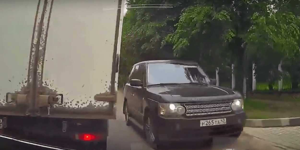 Range Rover выехал на «встречку» и устроил аварию