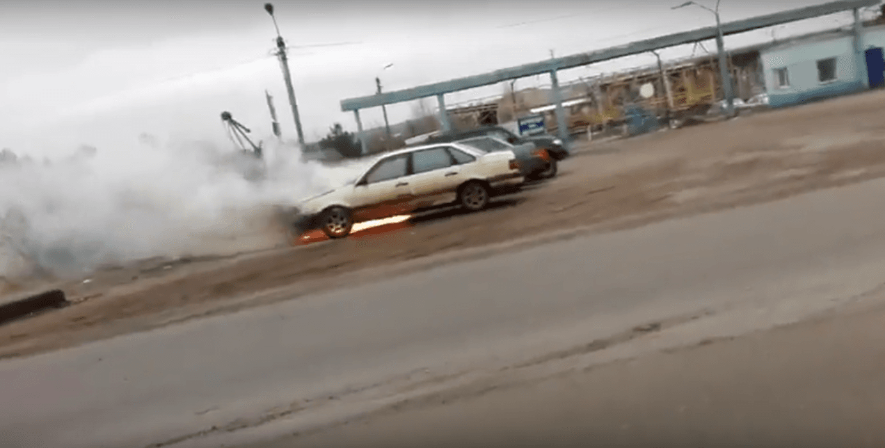 В Кирове на Индустриальной загорелась иномарка