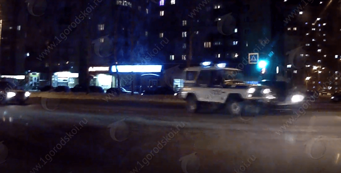 Полицейский УАЗ протаранил иномарку на Ленина