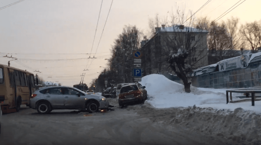 ДТП на Воровского: одна из машин «влетела» в сугроб