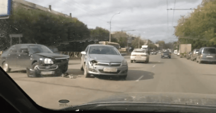 Тройное ДТП на Октябрьском проспекте