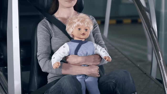 Ребенок в автомобиле: ГИБДД планирует ввести единое обозначение в виде наклейки