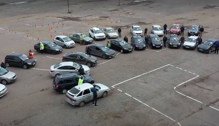 Они полностью потеряли заработок: кировские автоинструкторы обратились к губернатору