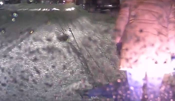 В Кирове пешеход кинул в машину рюкзак, а затем бросился на капот