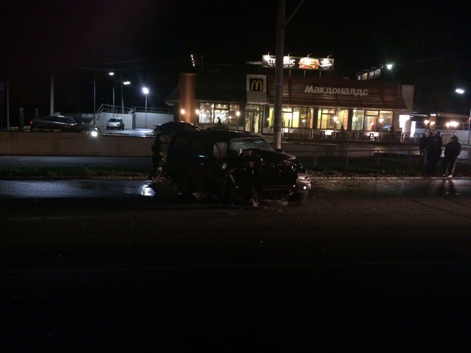 Водитель на Mitsubishi Pajero въехал в столб у «Макдоналдса»