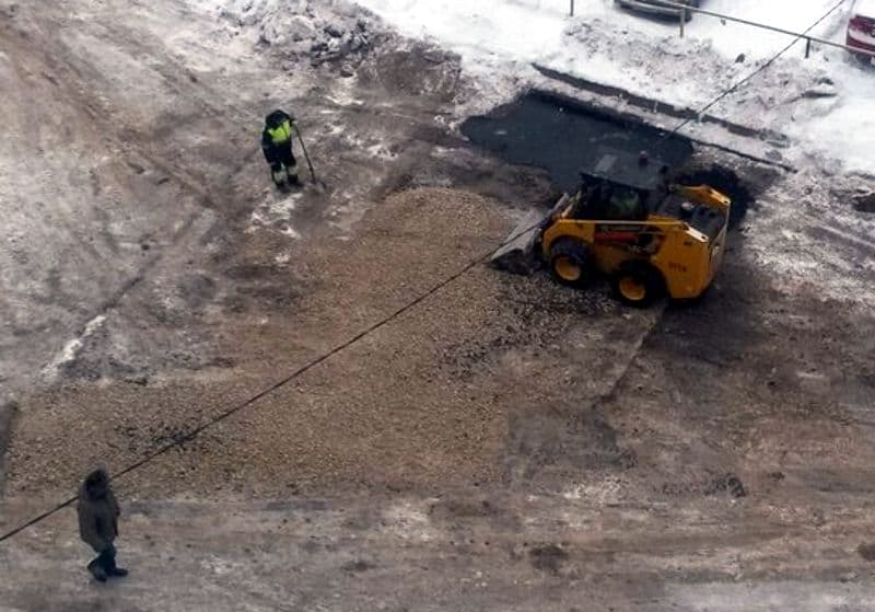 Асфальт прямо в снег и лужи: кировских дорожников зимой не напугаешь