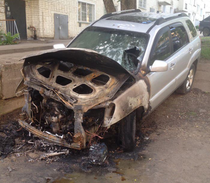 Координатору штаба Навального в Кирове подожгли автомобиль