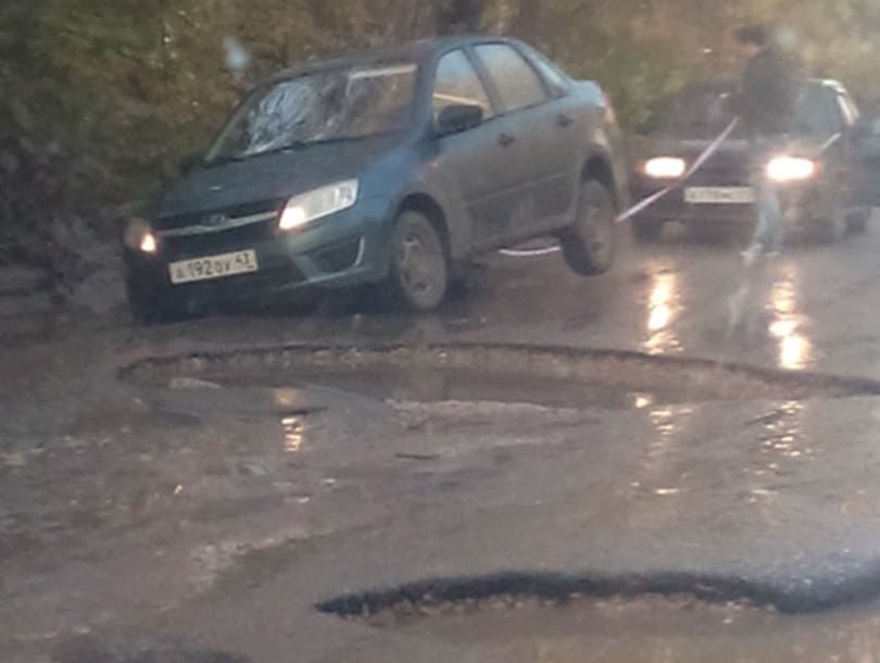 На улице Комсомольской в одну из многочисленных ям провалилась  машина