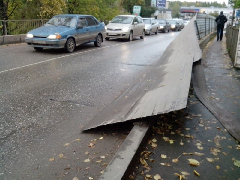 На Мельничной ограждение моста упало на дорогу
