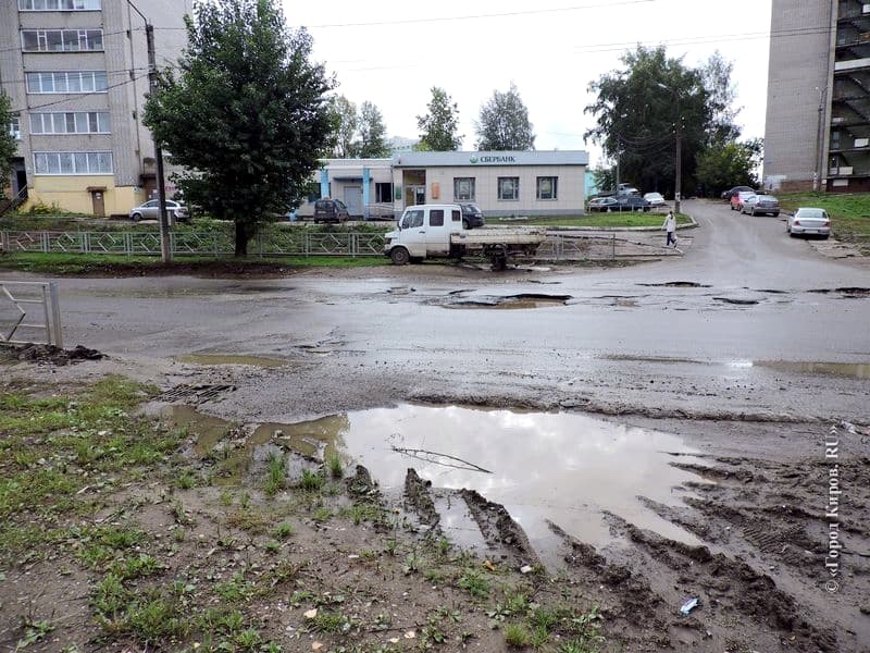 Дождались: в Кирове начали ремонтировать дорогу на улице Кольцова