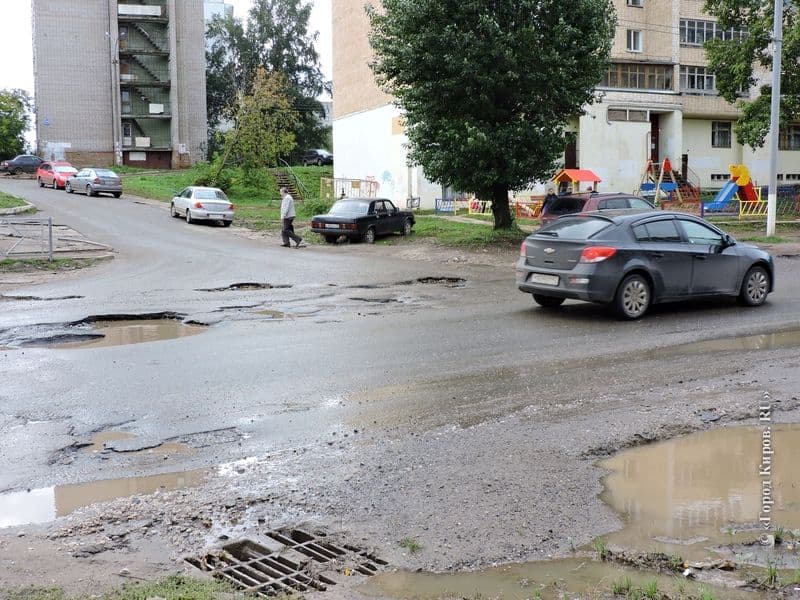 Дождались: в Кирове начали ремонтировать дорогу на улице Кольцова