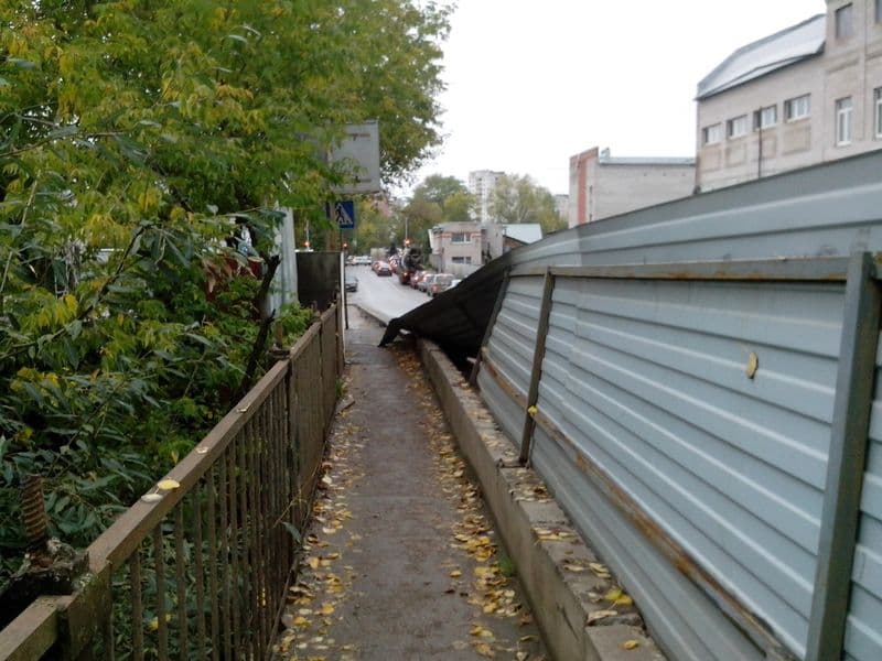 На Мельничной ограждение моста упало на дорогу