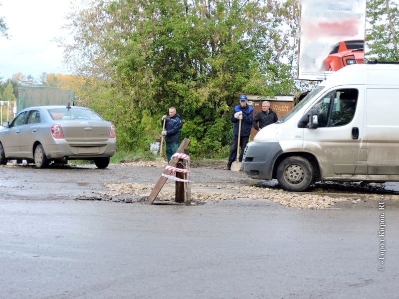 Дождались: в Кирове начали ремонтировать дорогу на улице Кольцова