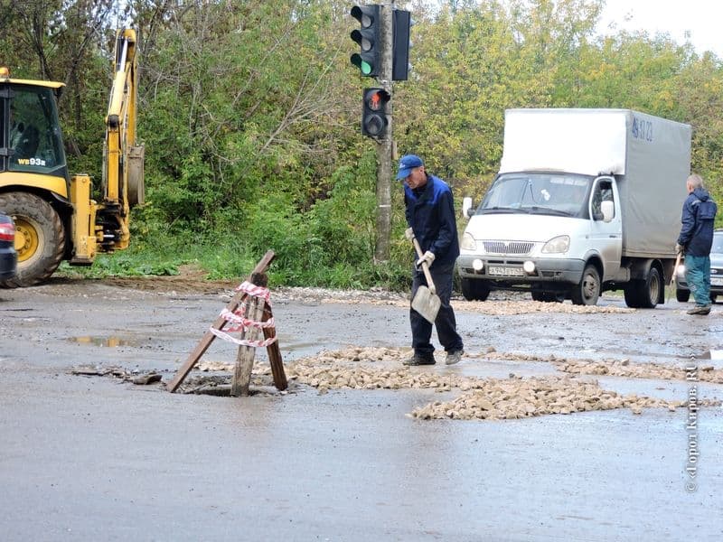 Дождались: в Кирове начали ремонтировать дорогу на улице Кольцова