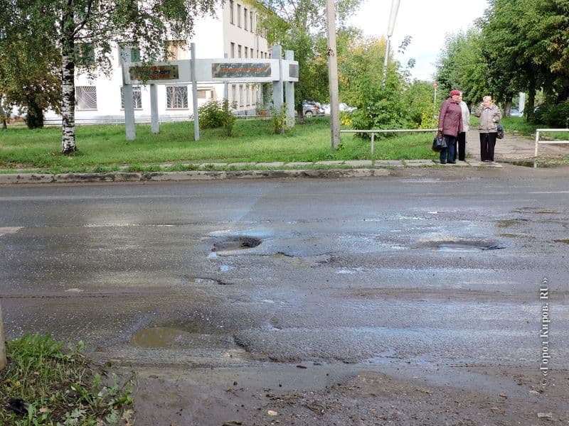 Дождались: в Кирове начали ремонтировать дорогу на улице Кольцова