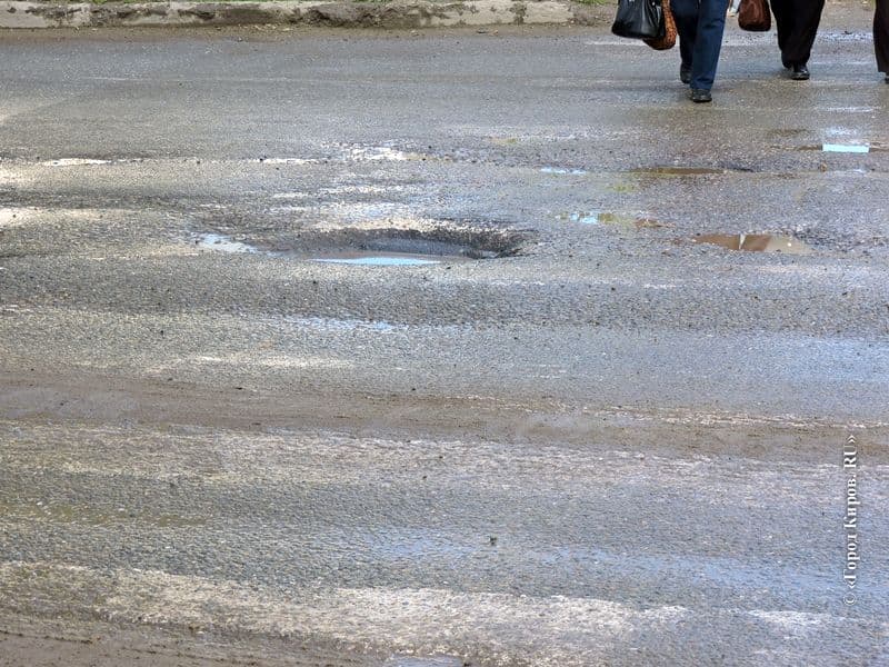 Дождались: в Кирове начали ремонтировать дорогу на улице Кольцова