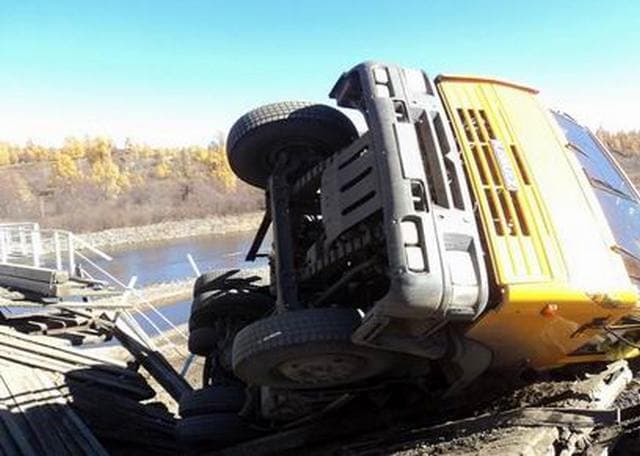 На границе с Кировской областью КамАЗ обрушил мост и упал в реку