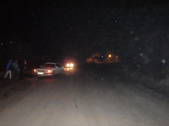 Пешеход, лежащий на дороге, оказался под колесами «Ауди»