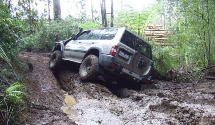 Инспекторы ДПС вытащили машину рыбаков, застрявшую у озера Казанского