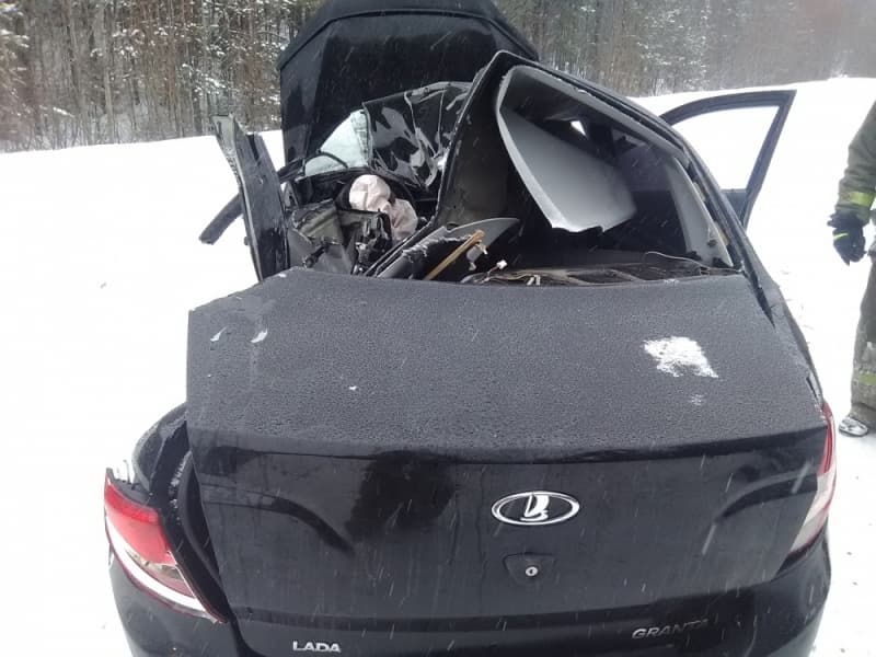 В Кировской области столкнулись автомобили LADA Granta и КамАЗ
