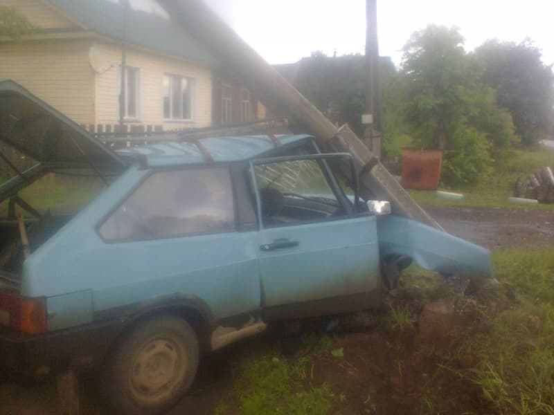 В Кировской области «восьмерка» влетела в столб