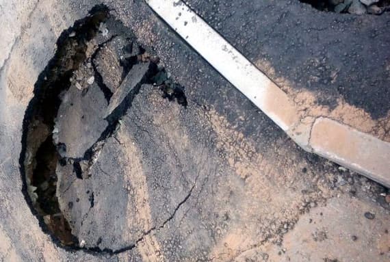 На улице Володарского провалился новый асфальт 