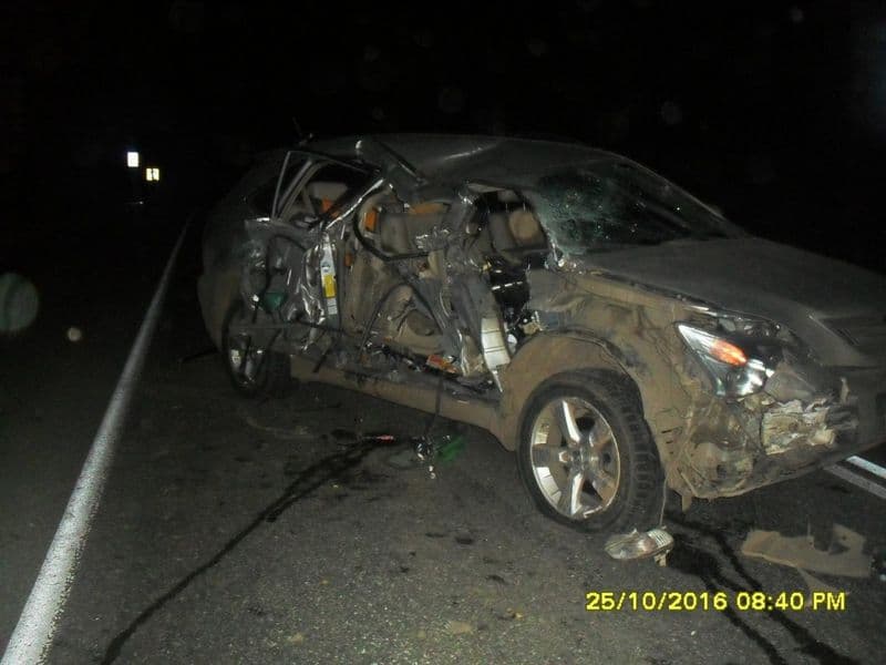 Водитель «Лексуса» врезался в грузовик, потеряв управление