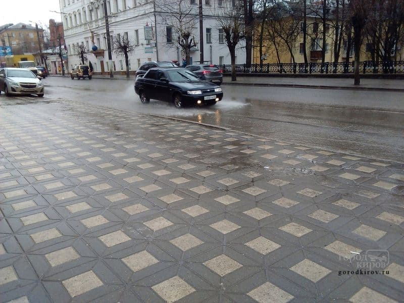 Улица Карла Маркса в Кирове из-за дождя превратилась в реку