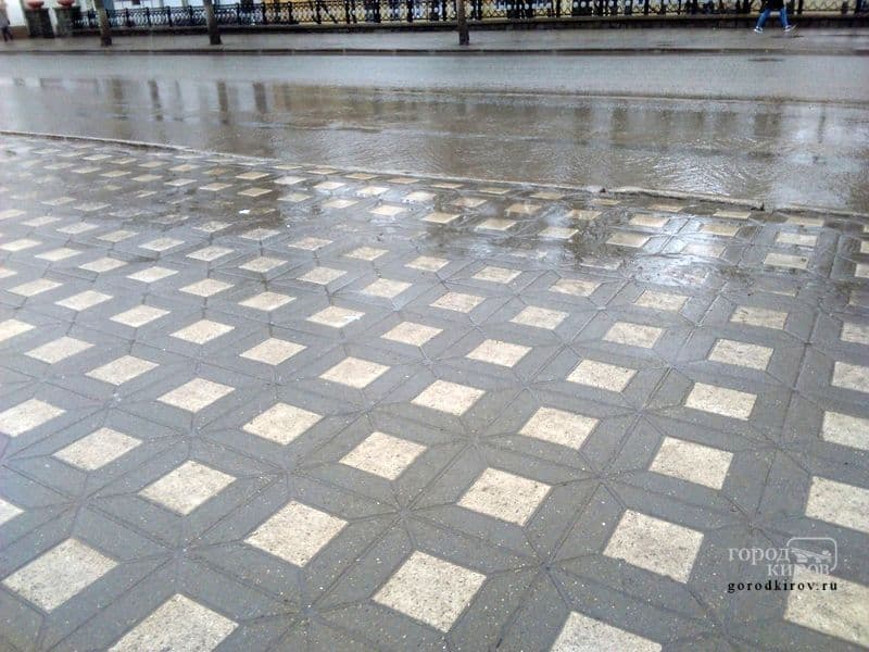 Улица Карла Маркса в Кирове из-за дождя превратилась в реку